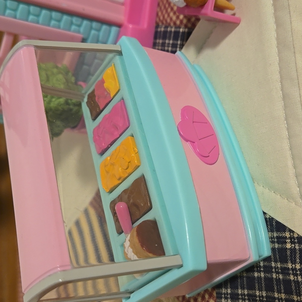 Ice Cream Shop Playset - Pink and Blue - Picture 3 of 8